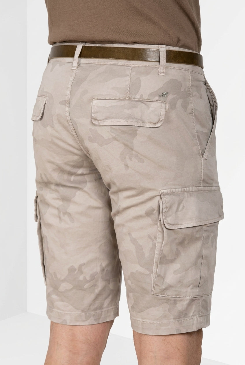 Bermuda cargo uomo Chile Mason's beige in twill slim fit, vista posteriore su modello SS26