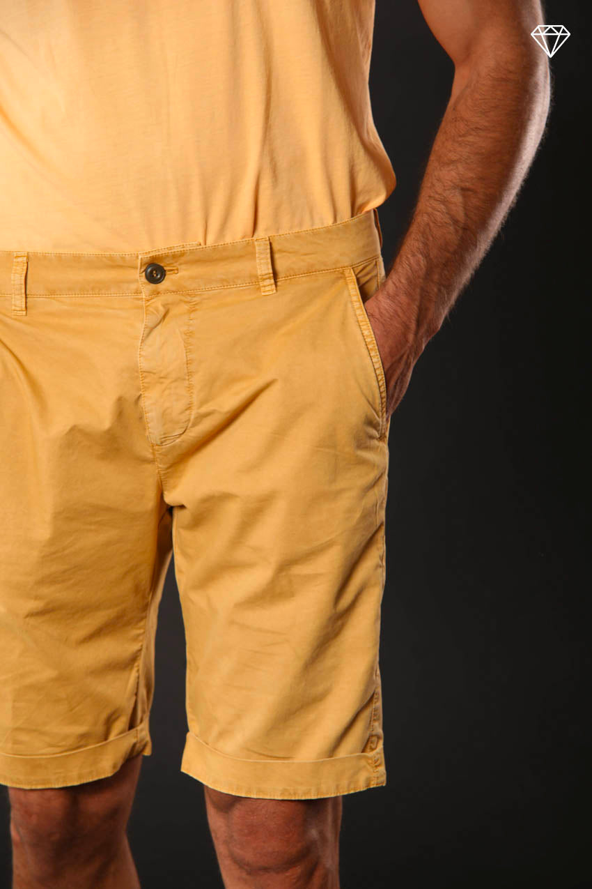 John Coolkhinos Herren Bermuda Chino aus Pima-Baumwolle logo edition Carrot Fit ①