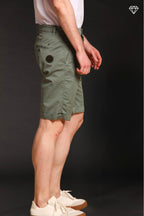 John Coolkhinos Herren Bermuda Chino aus Pima-Baumwolle logo edition Carrot Fit ①