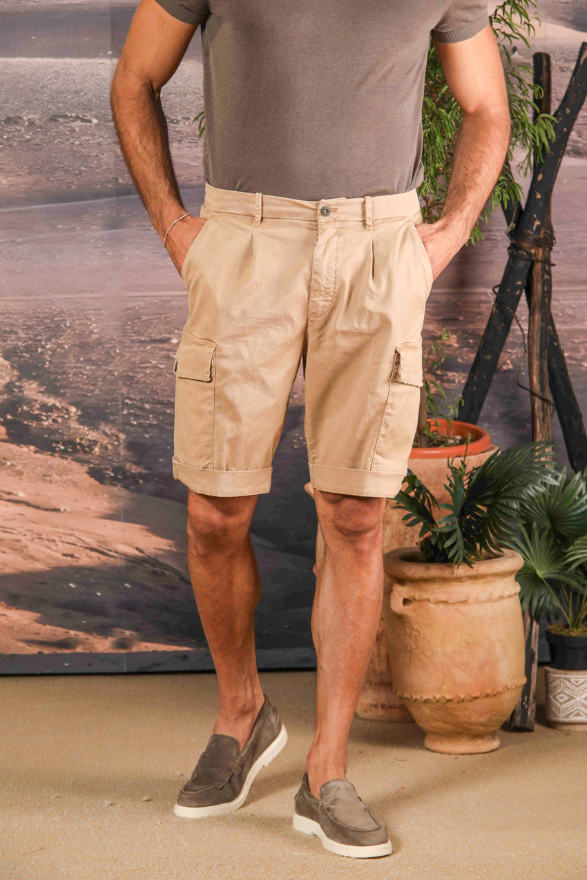 Immagine 1 di Cargo 22 bermuda cargo uomo in gabardina di cotone e seta elasticizzata relaxed fit color kaki di Mason's