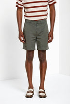 Bermuda chino uomo Chinos Mason's verde militare in twill relaxed fit, vista frontale su modello SS26