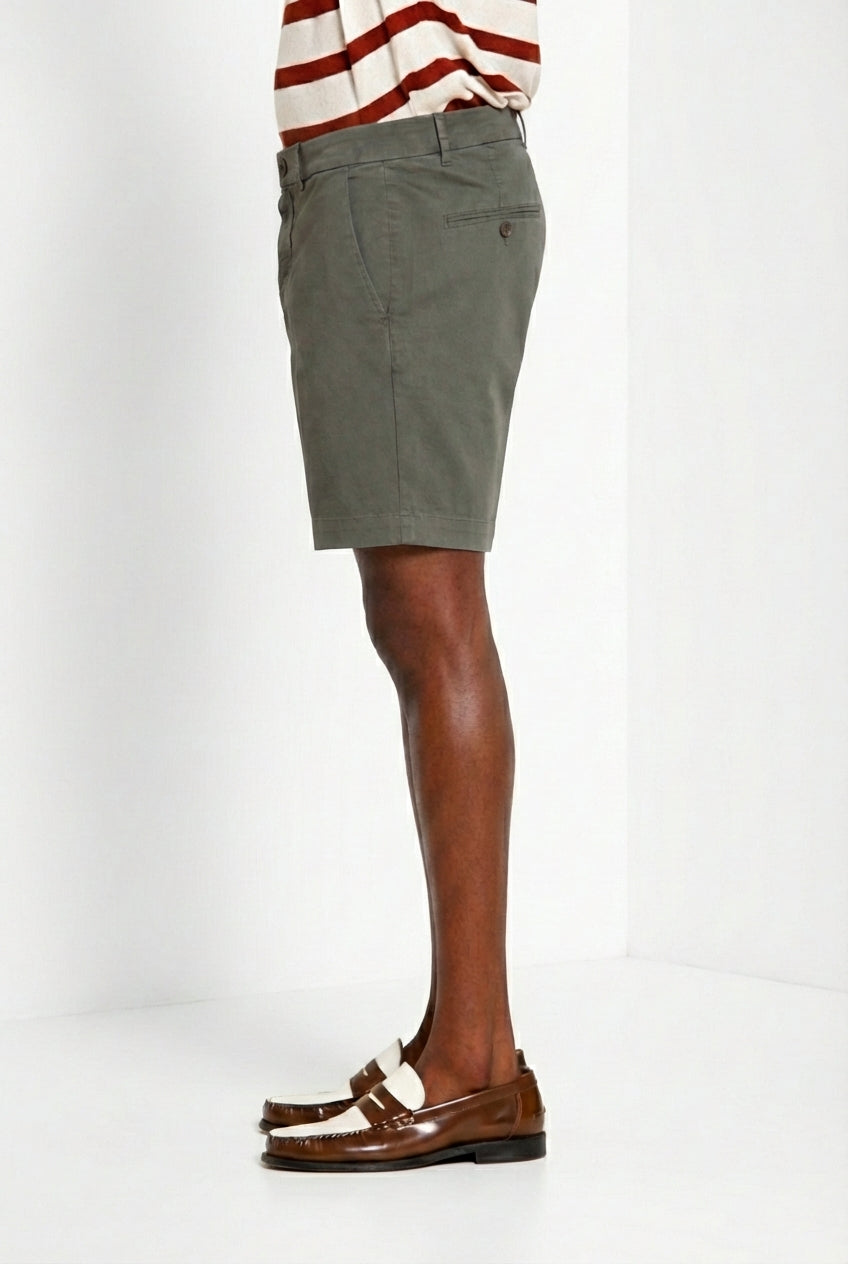 Bermuda chino uomo Chinos Mason's verde militare in twill relaxed fit, vista laterale su modello SS26