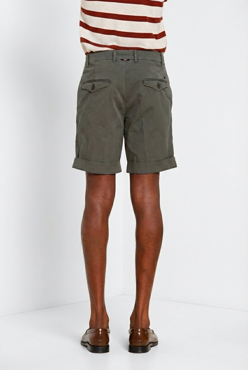 Bermuda chino uomo Chinos Mason's verde militare in twill relaxed fit, vista posteriore su modello SS26