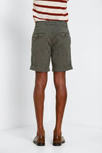 Bermuda chino uomo Chinos Mason's verde militare in twill relaxed fit, vista posteriore su modello SS26