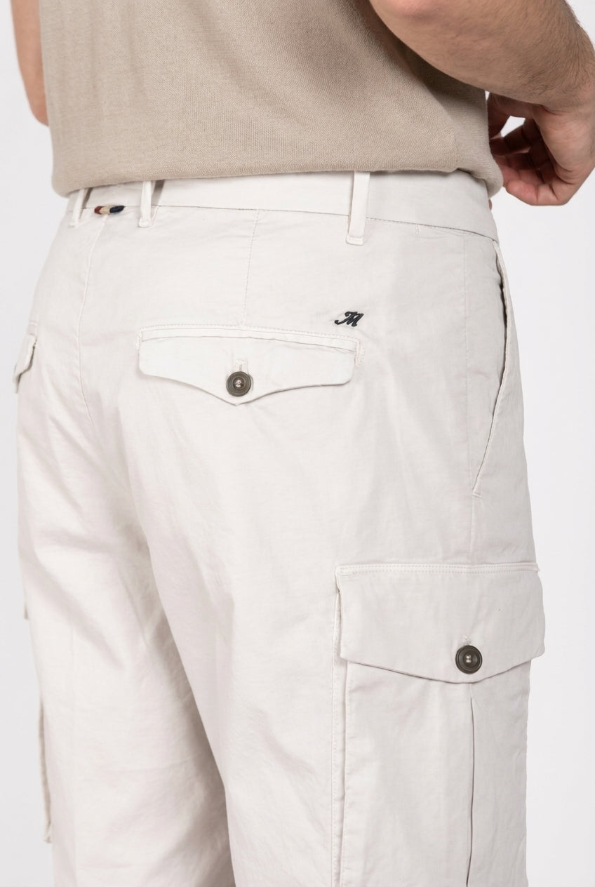 Dettaglio vita e tasche cargo bermuda cargo Mason's uomo bianco in gabardina stretch SS26