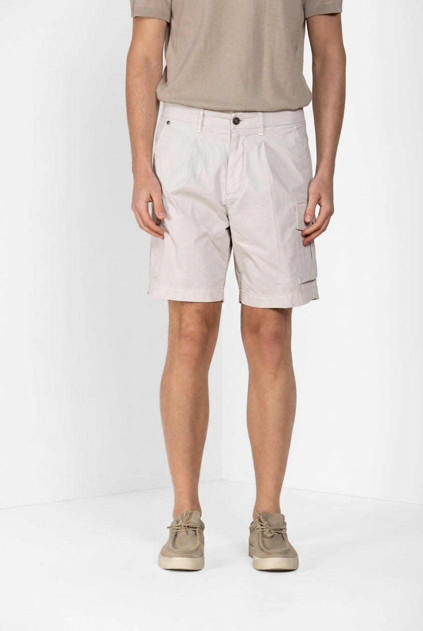 Bermuda cargo Mason's uomo bianco in gabardina stretch relaxed fit, vista frontale su modello SS26