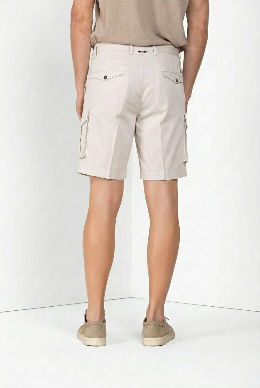 Bermuda cargo Mason's uomo bianco in gabardina stretch relaxed fit, vista laterale su modello SS26