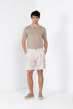 Bermuda cargo Mason's uomo bianco in gabardina stretch relaxed fit, vista posteriore su modello SS26