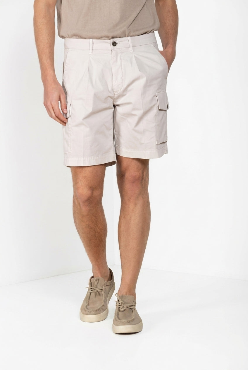 Dettaglio tasca cargo bermuda cargo Mason's uomo bianco in gabardina stretch SS26