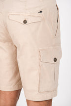 Dettaglio tasca cargo bermuda cargo Mason's uomo beige medio in gabardina stretch SS26