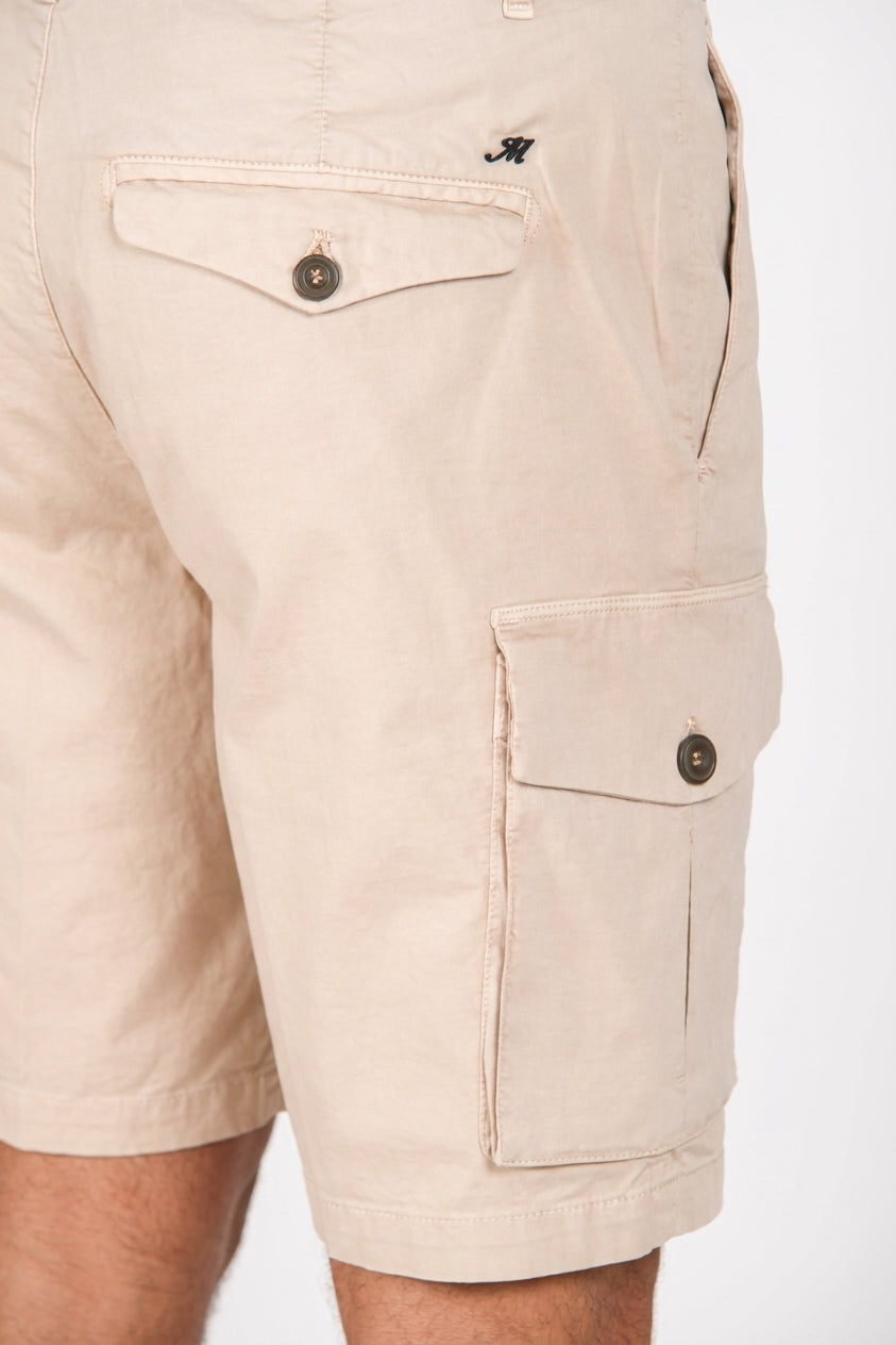 Dettaglio tasca cargo bermuda cargo Mason's uomo beige medio in gabardina stretch SS26