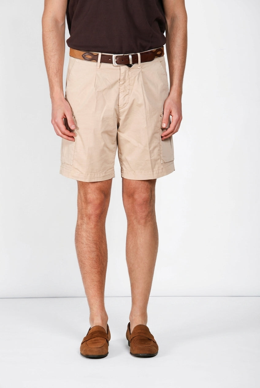 Bermuda cargo Mason's uomo beige medio in gabardina stretch relaxed fit, vista frontale su modello SS26