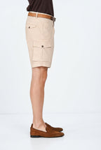 Dettaglio vita e tasche cargo bermuda cargo Mason's uomo beige medio in gabardina stretch SS26