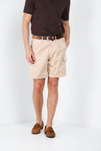Bermuda cargo Mason's uomo beige medio in gabardina stretch relaxed fit, vista laterale su modello SS26