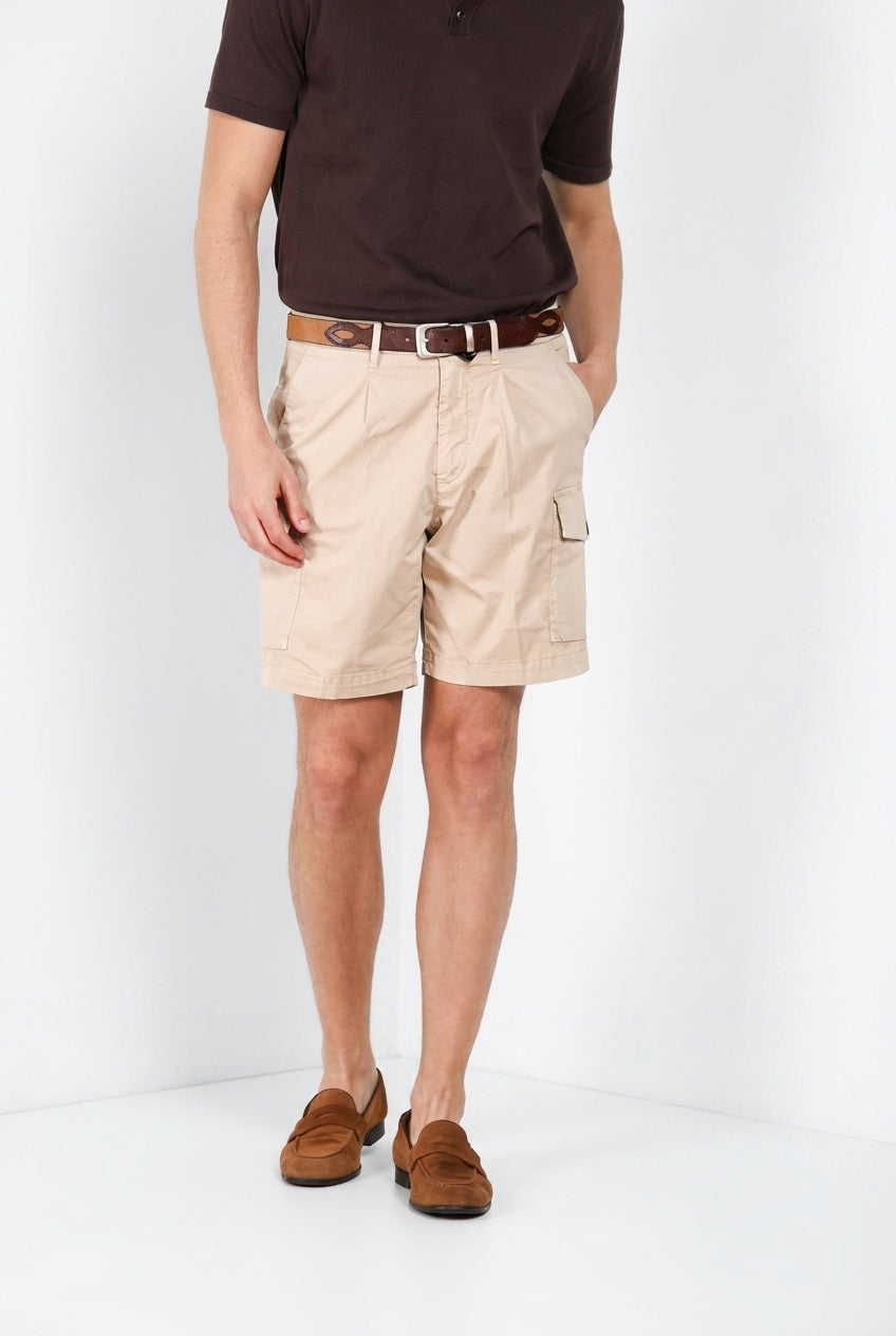 Bermuda cargo Mason's uomo beige medio in gabardina stretch relaxed fit, vista laterale su modello SS26