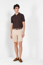 Bermuda cargo Mason's uomo beige medio in gabardina stretch relaxed fit, vista posteriore su modello SS26
