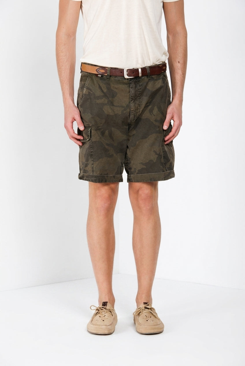 Bermuda cargo uomo Chile M74 Mason's verde in canvas stampa camouflage relaxed fit, vista frontale su modello SS26