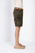 Bermuda cargo uomo Chile M74 Mason's verde in canvas stampa camouflage relaxed fit, vista laterale su modello SS26