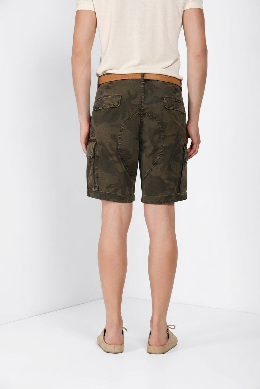 Bermuda cargo uomo Chile M74 Mason's verde in canvas stampa camouflage relaxed fit, vista posteriore su modello SS26