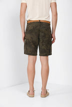 Bermuda cargo uomo Chile M74 Mason's verde in canvas stampa camouflage relaxed fit, vista posteriore su modello SS26