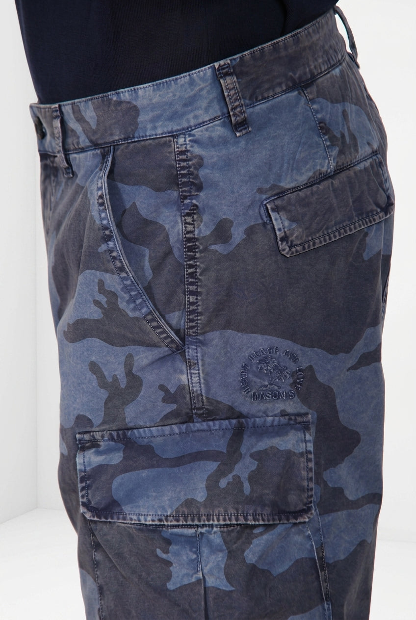 Dettaglio vita e tasche cargo bermuda cargo uomo Chile M74 Mason's blu indaco in canvas stampa camouflage SS26