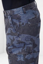 Dettaglio vita e tasche cargo bermuda cargo uomo Chile M74 Mason's blu indaco in canvas stampa camouflage SS26