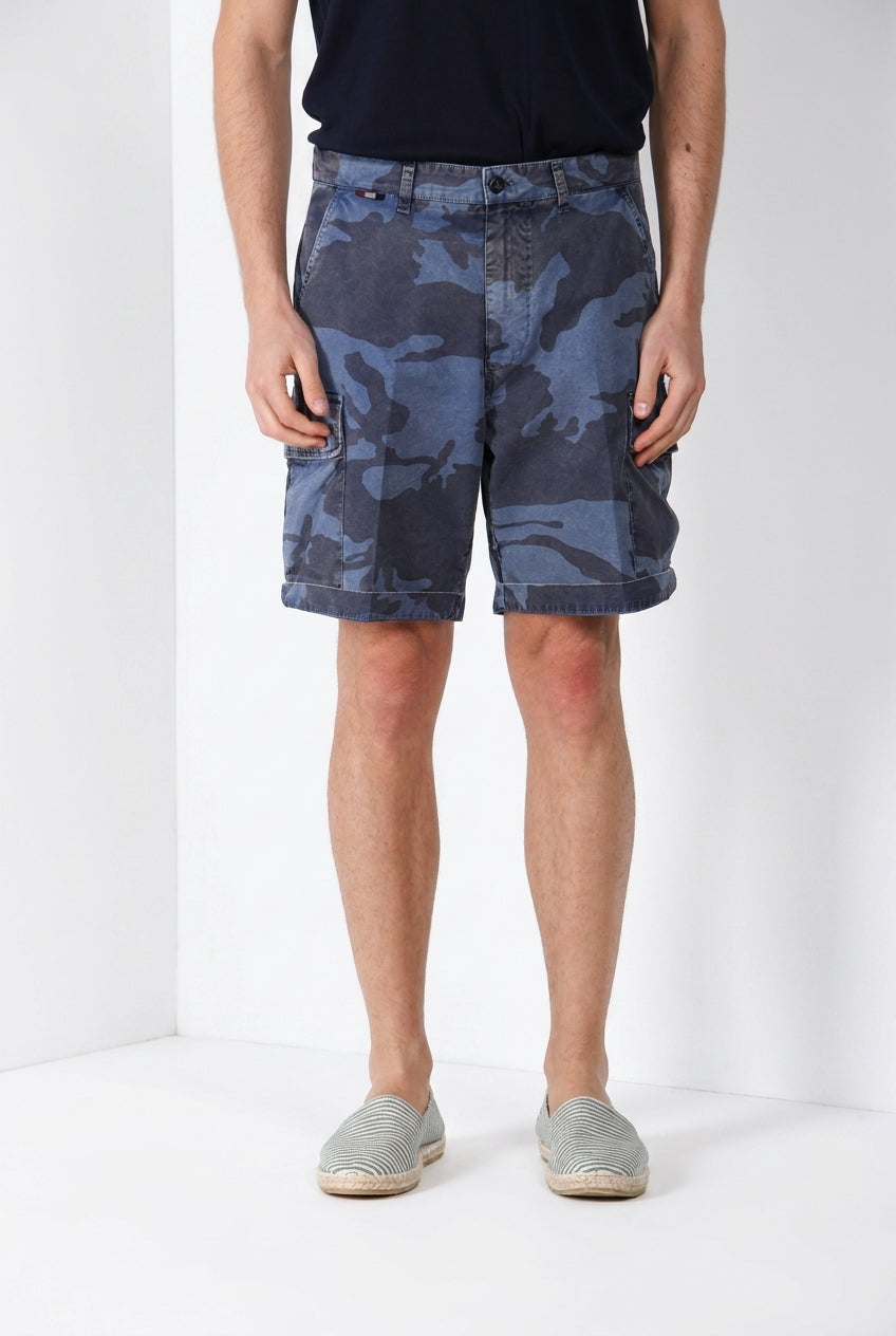 Bermuda cargo uomo Chile M74 Mason's blu indaco in canvas stampa camouflage relaxed fit, vista frontale su modello SS26