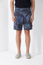 Bermuda cargo uomo Chile M74 Mason's blu indaco in canvas stampa camouflage relaxed fit, vista frontale su modello SS26