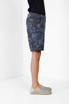 Bermuda cargo uomo Chile M74 Mason's blu indaco in canvas stampa camouflage relaxed fit, vista laterale su modello SS26