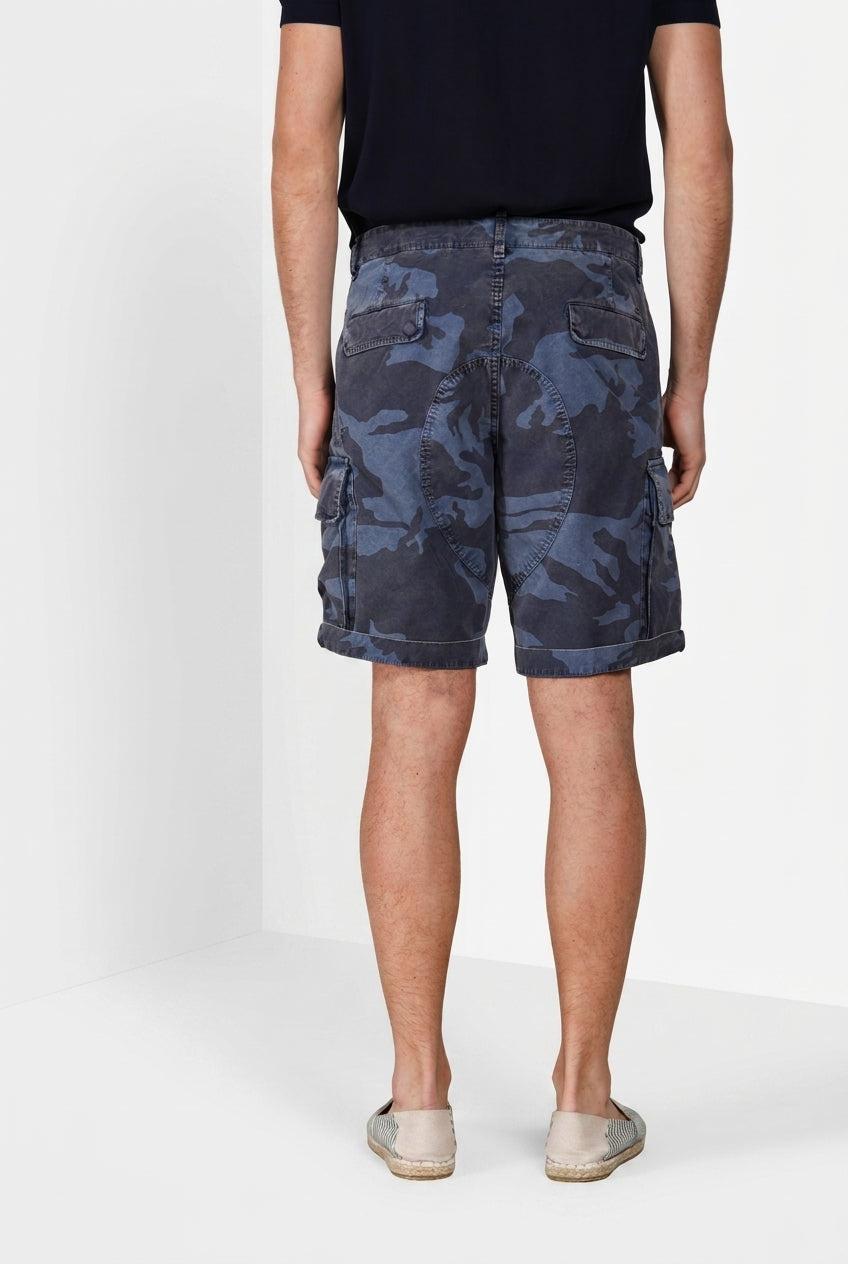 Bermuda cargo uomo Chile M74 Mason's blu indaco in canvas stampa camouflage relaxed fit, vista posteriore su modello SS26