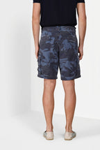 Bermuda cargo uomo Chile M74 Mason's blu indaco in canvas stampa camouflage relaxed fit, vista posteriore su modello SS26