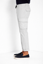 Pantalone cargo uomo Chile Jogger Mason's grigio chiaro in cotone slim fit, vista laterale su modello SS26