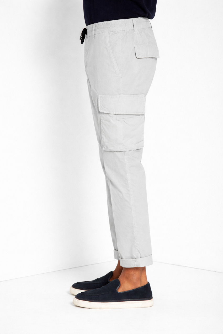 Pantalone cargo uomo Chile Jogger Mason's grigio chiaro in cotone slim fit, vista laterale su modello SS26