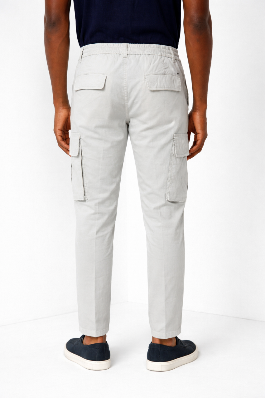 Pantalone cargo uomo Chile Jogger Mason's grigio chiaro in cotone slim fit, vista posteriore su modello SS26