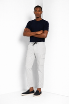 Dettaglio gamba pantalone cargo uomo Chile Jogger Mason's grigio chiaro in cotone SS26