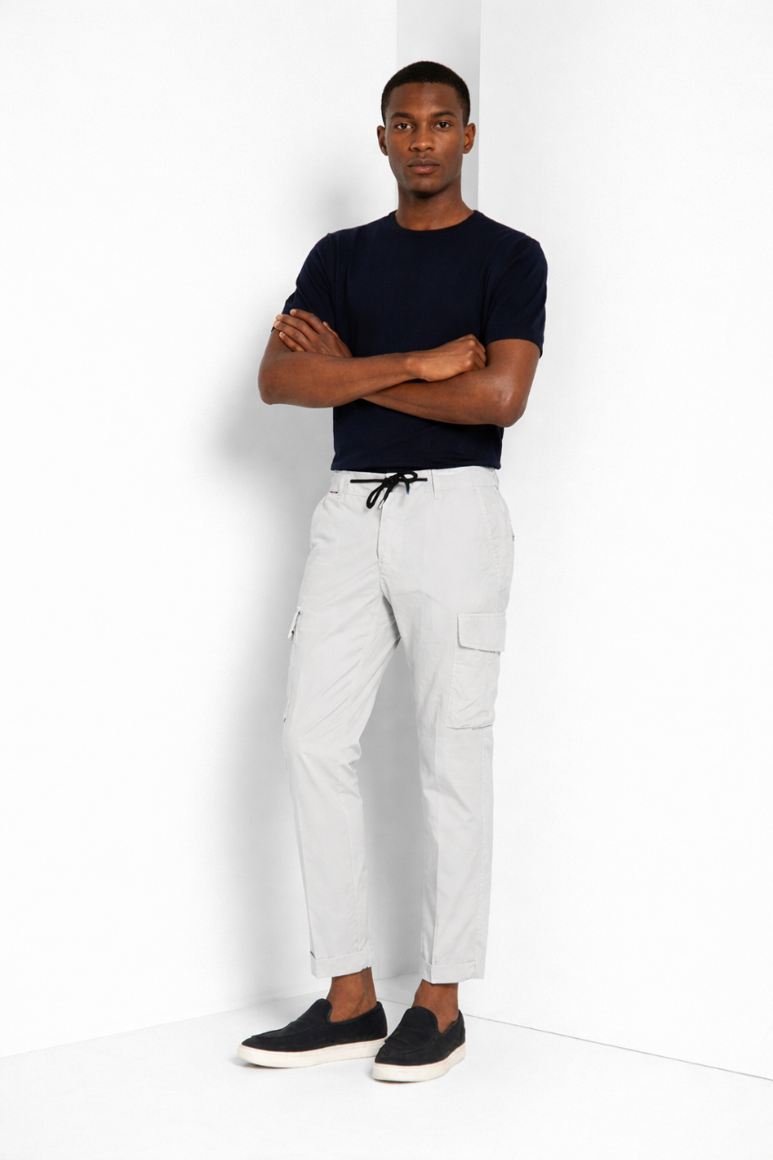 Dettaglio gamba pantalone cargo uomo Chile Jogger Mason's grigio chiaro in cotone SS26
