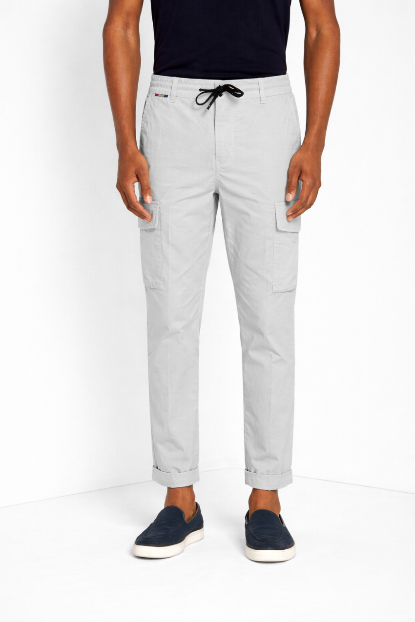 Pantalone cargo uomo Chile Jogger Mason's grigio chiaro in cotone slim fit, vista frontale su modello SS26