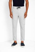 Pantalone cargo uomo Chile Jogger Mason's grigio chiaro in cotone slim fit, vista frontale su modello SS26