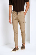 Pantalone cargo uomo Chile Jogger Mason's kaki in cotone slim fit, vista laterale su modello SS26