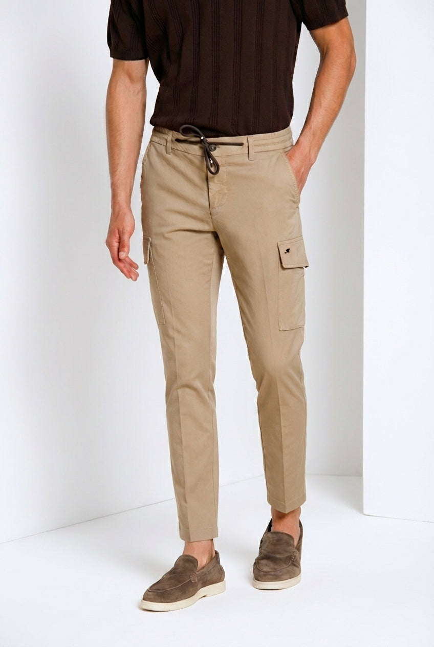 Pantalone cargo uomo Chile Jogger Mason's kaki in cotone slim fit, vista laterale su modello SS26