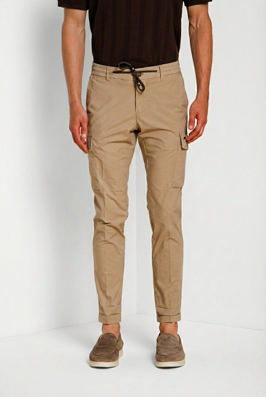 Pantalone cargo uomo Chile Jogger Mason's kaki in cotone slim fit, vista frontale su modello SS26