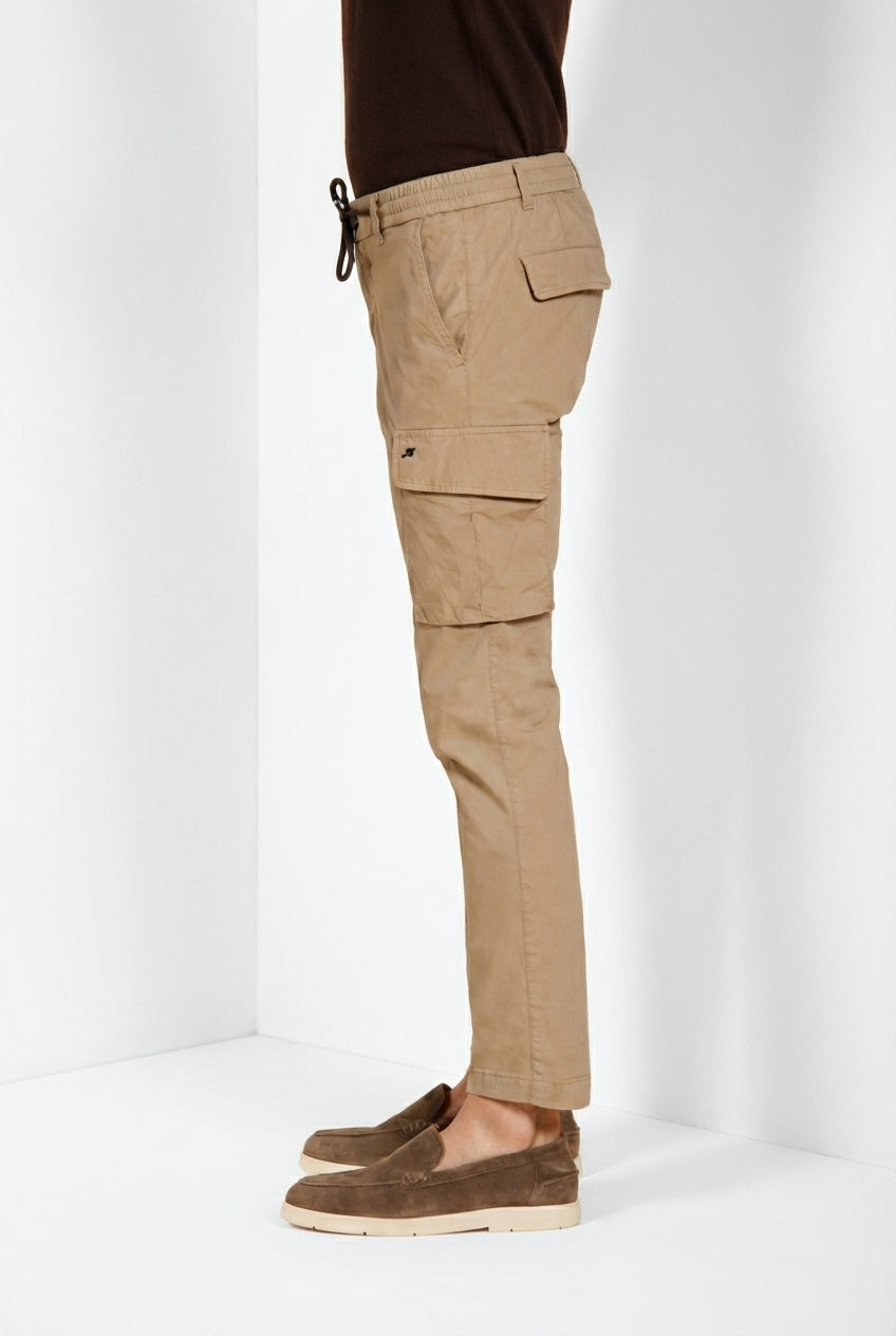 Pantalone cargo uomo Chile Jogger Mason's kaki in cotone slim fit, vista posteriore su modello SS26