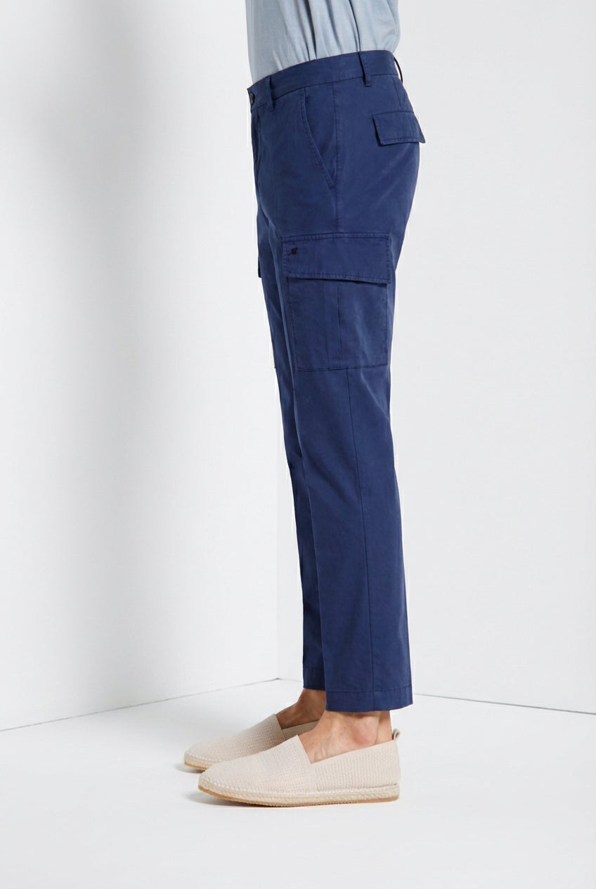 Pantalone cargo uomo Chile Jogger Mason's blu royal in cotone slim fit, vista posteriore su modello SS26