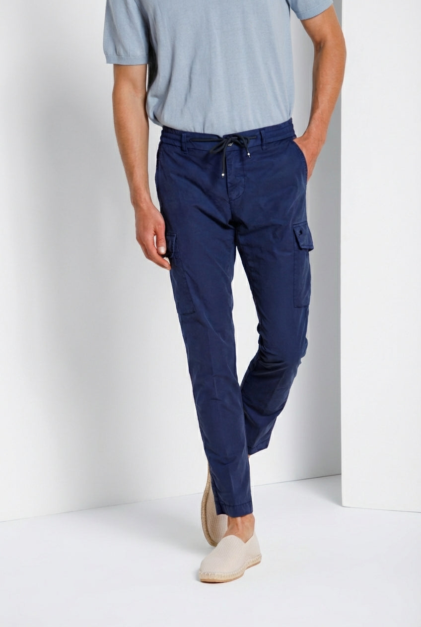 Pantalone cargo uomo Chile Jogger Mason's blu royal in cotone slim fit, vista laterale su modello SS26