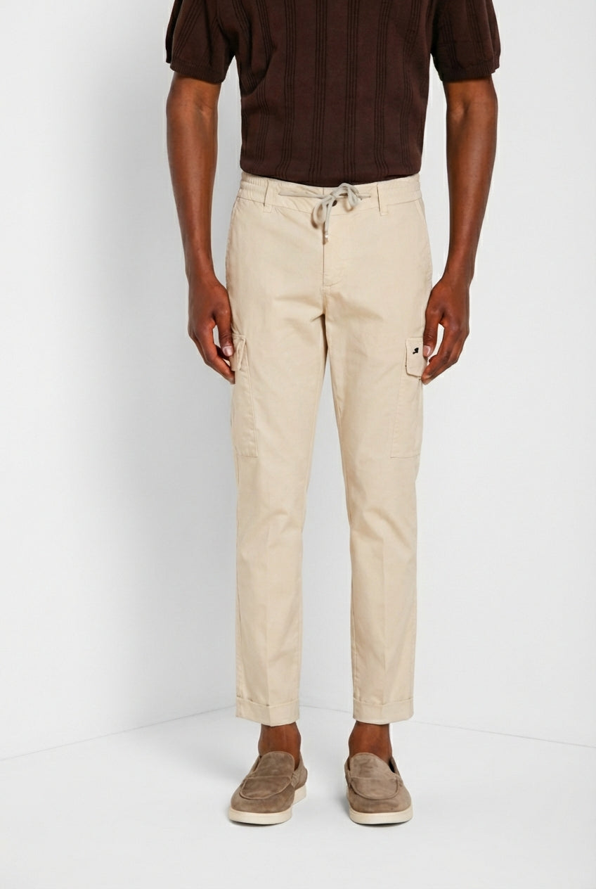 Pantalone cargo uomo Chile Jogger Mason's beige chiaro in cotone slim fit, vista frontale su modello SS26