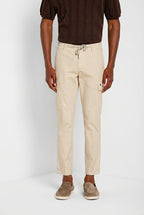 Pantalone cargo uomo Chile Jogger Mason's beige chiaro in cotone slim fit, vista frontale su modello SS26