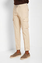 Pantalone cargo uomo Chile Jogger Mason's beige chiaro in cotone slim fit, vista laterale su modello SS26