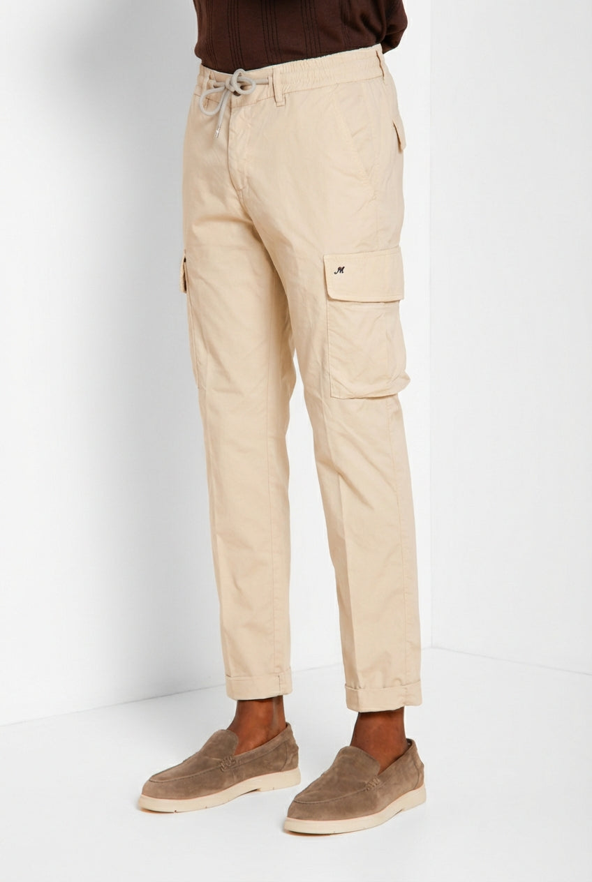 Pantalone cargo uomo Chile Jogger Mason's beige chiaro in cotone slim fit, vista laterale su modello SS26