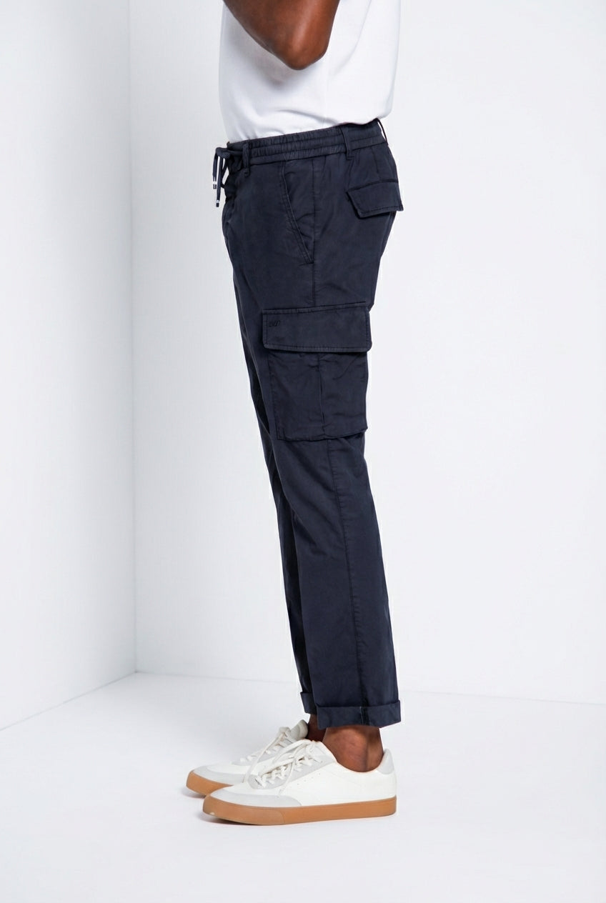 Pantalone cargo uomo Chile Jogger Mason's blu notte in cotone slim fit, vista laterale su modello SS26