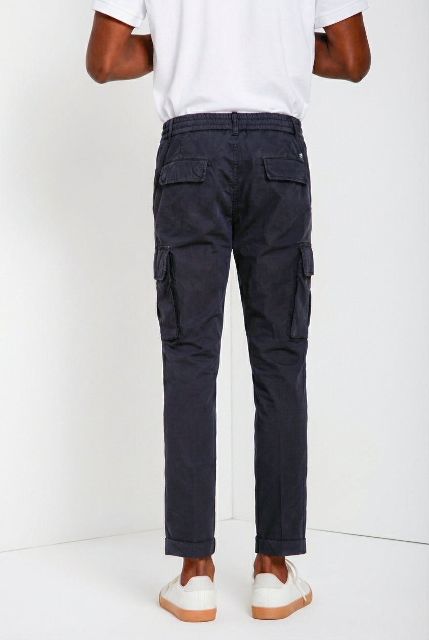 Pantalone cargo uomo Chile Jogger Mason's blu notte in cotone slim fit, vista posteriore su modello SS26